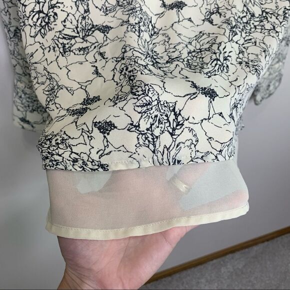 SALE💕 The limited small flowy blouse cream (Pc) - Picture 4 of 7